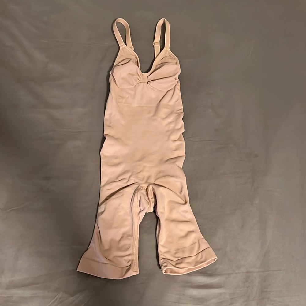 SKIMS SCULPTING BODYSUIT MID THIGH W. OPEN GUSSET